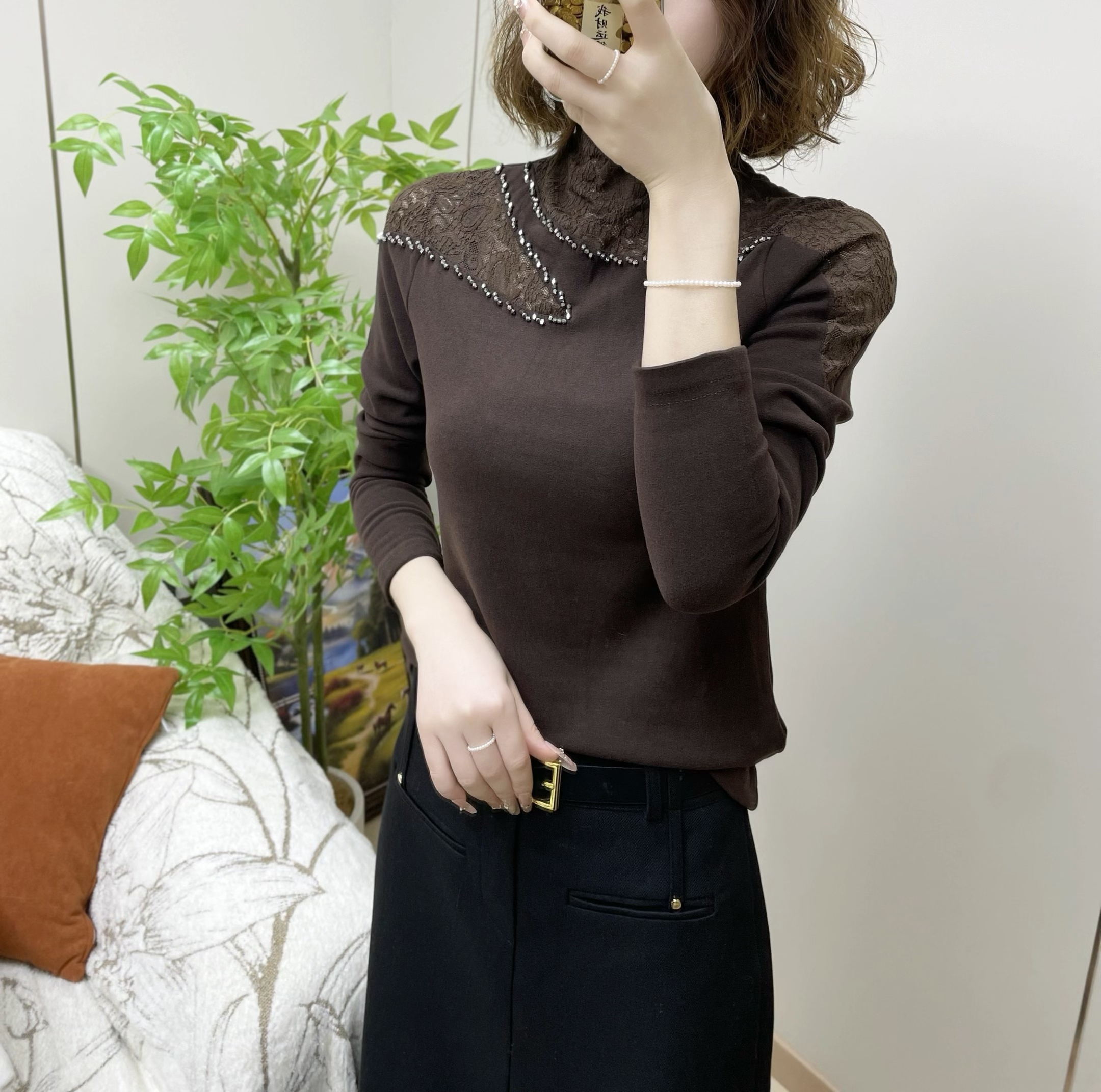 2025秋冬加绒洋气半高领镂空手工钉珠设计显瘦气质高雅小衫