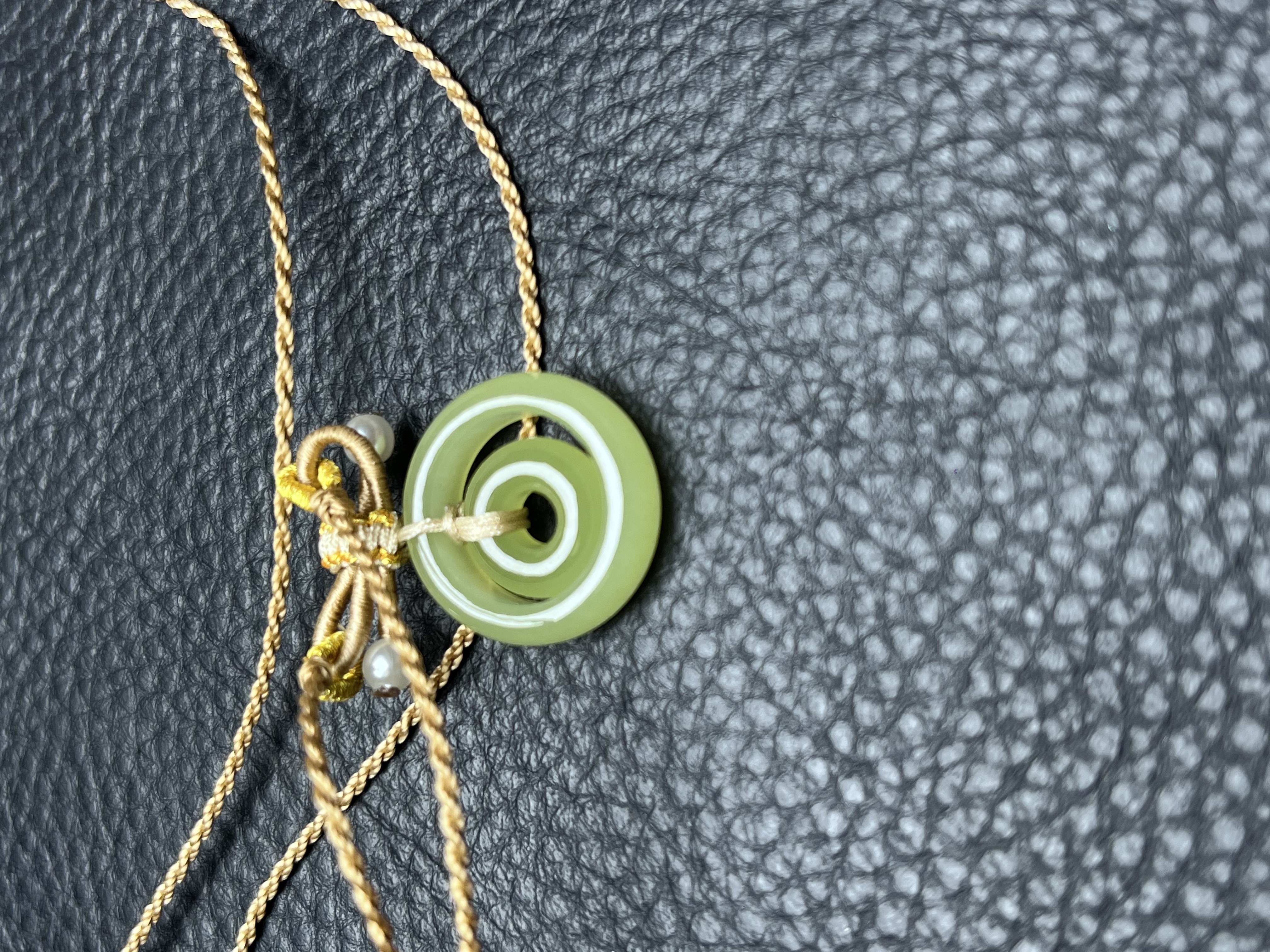 黄口环环相扣路路通和田玉吊坠女款