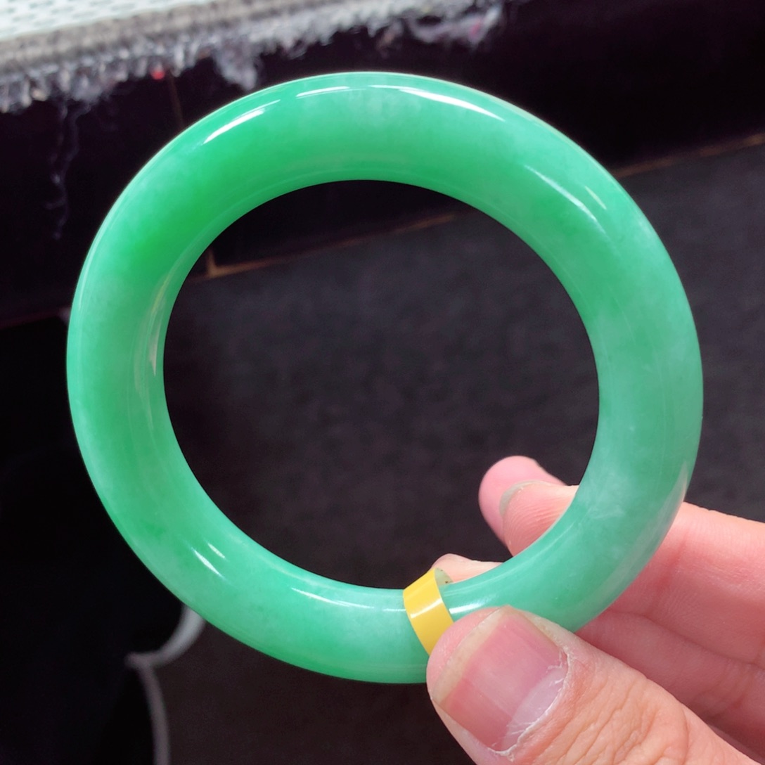 翡翠手镯未镶嵌缅甸