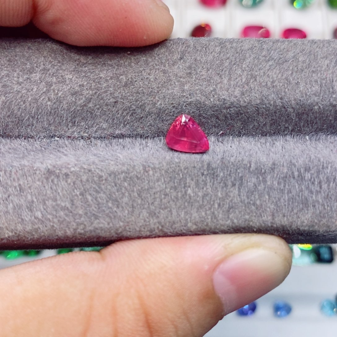 蓝宝石裸石未镶嵌无烧蓝宝石1.06克拉