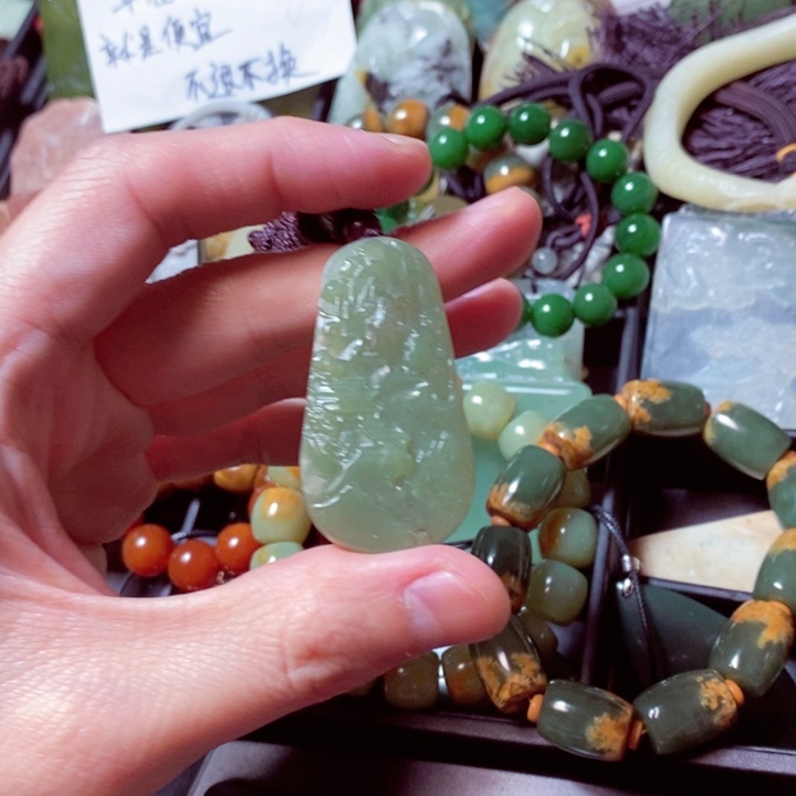 透闪石质玉颈饰未镶嵌