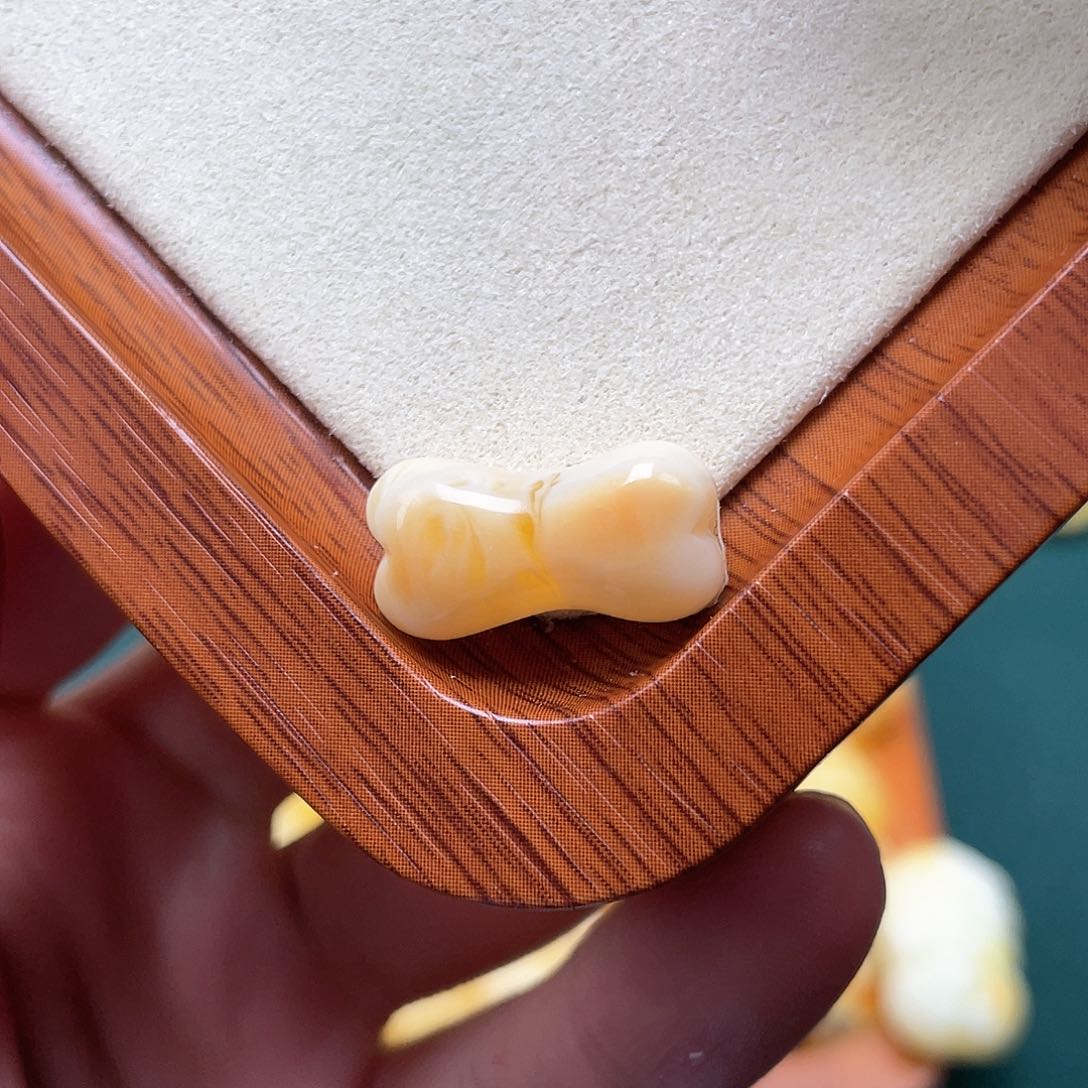 琥珀裸石未镶嵌蜜蜡