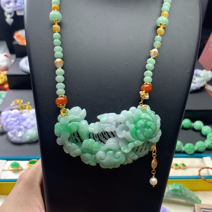 翡翠颈饰未镶嵌翡翠花牌