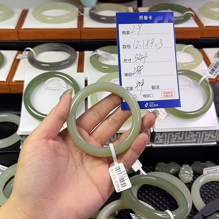 和田玉手镯未镶嵌神**宾