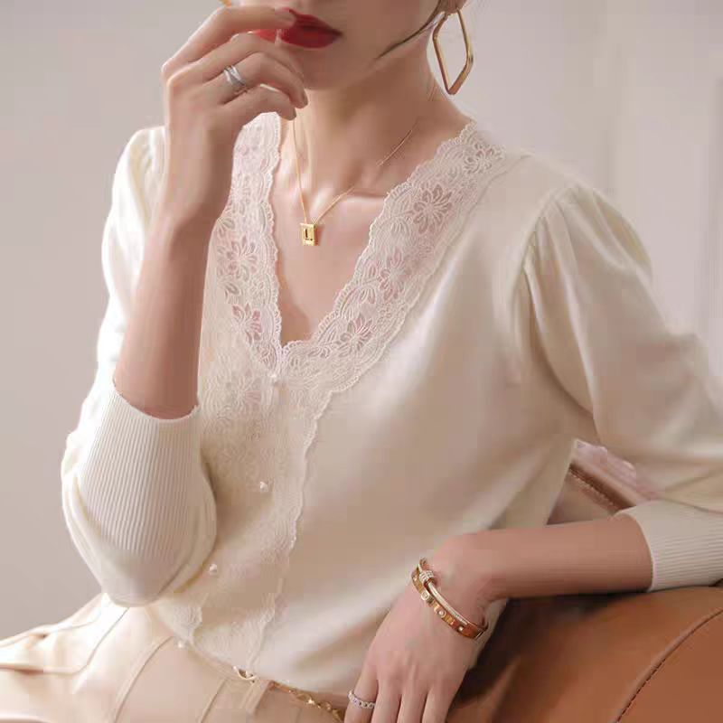蕾丝花边高贵上档次仙气十足秋冬法式V领显瘦减龄提花打底衫内搭