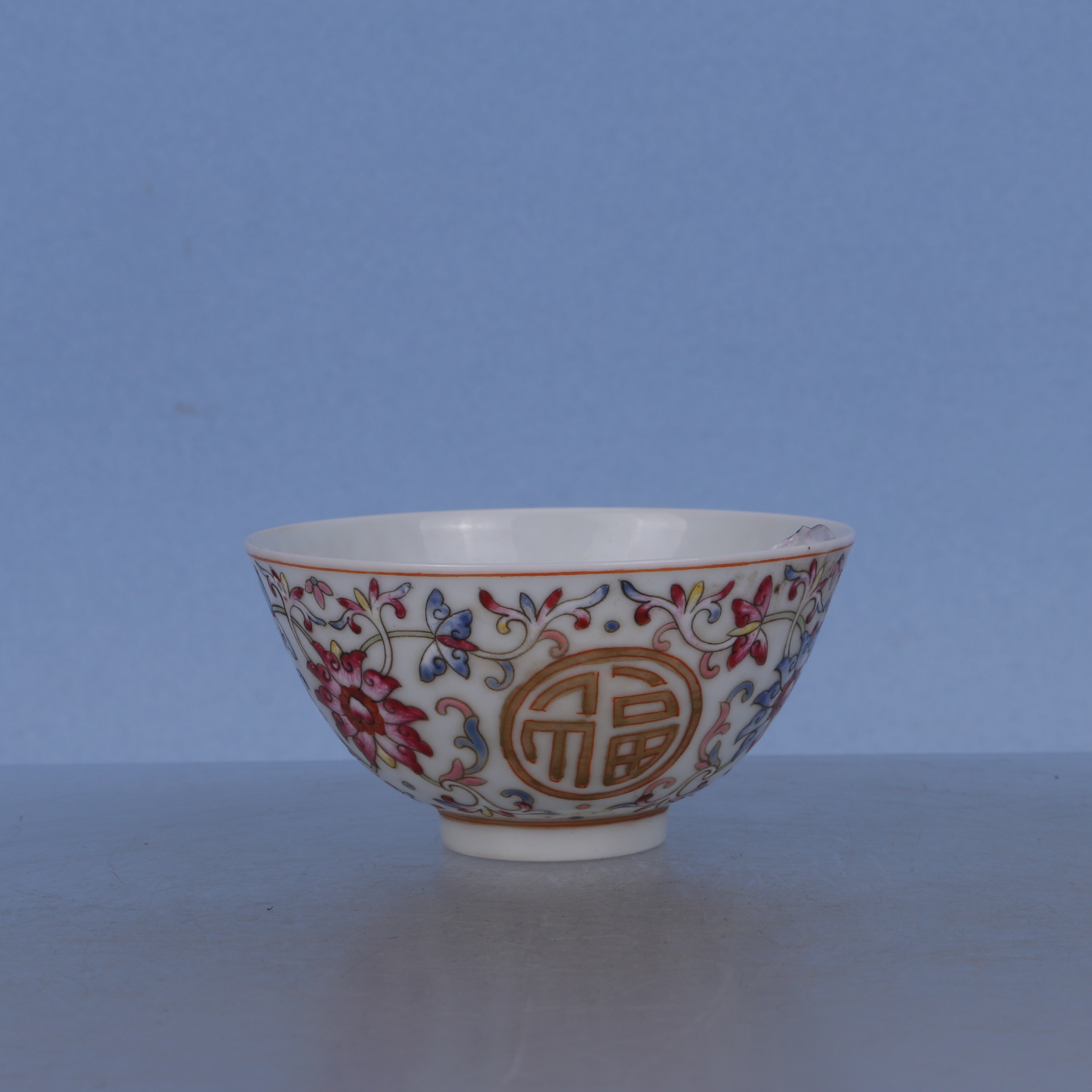 140   乾隆       粉彩缠枝花卉纹茶圆