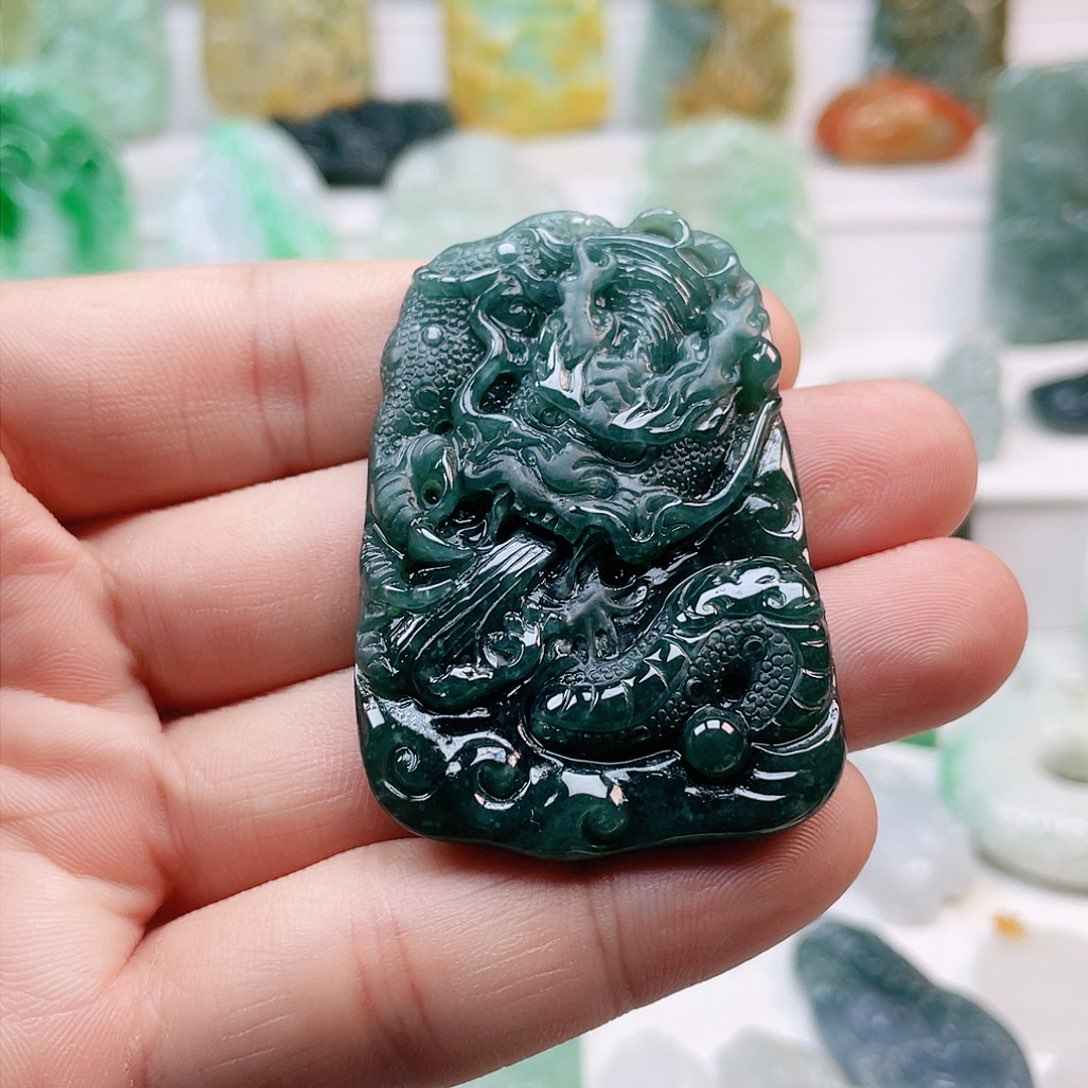 翡翠颈饰未镶嵌龙