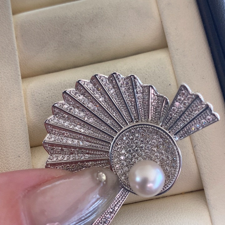 未镶嵌胸饰海水珍珠