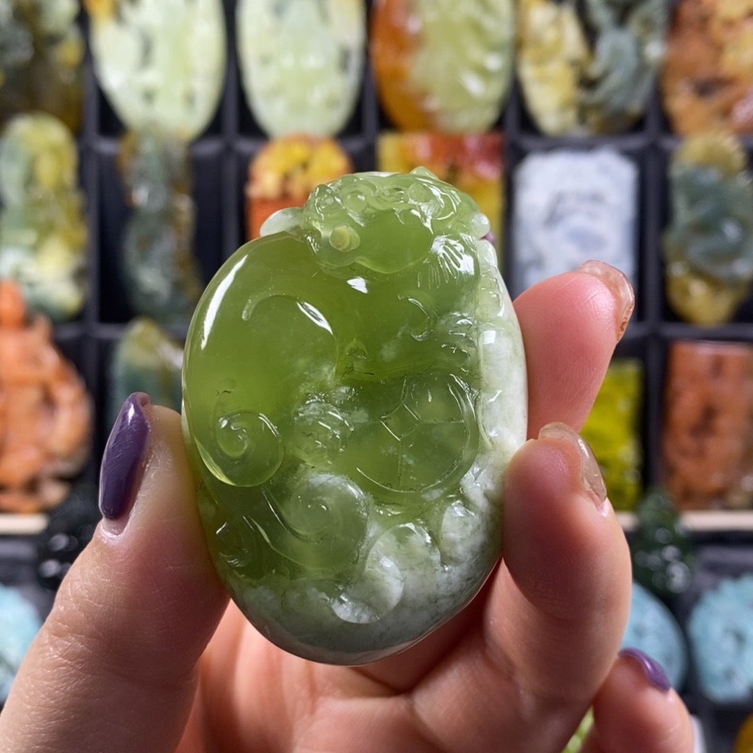 蛇纹石玉颈饰合金