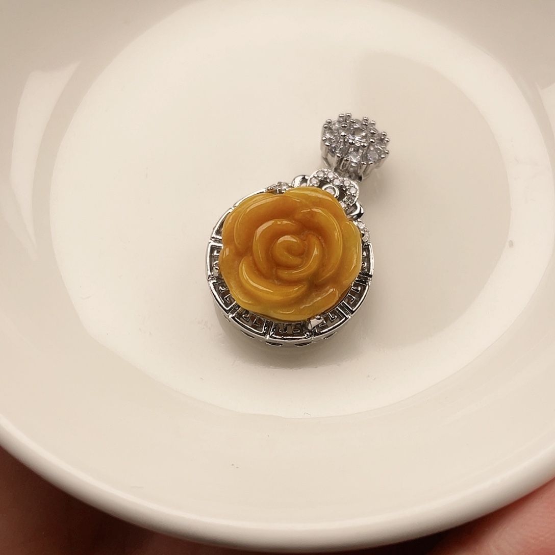 翡翠颈饰未镶嵌翡翠