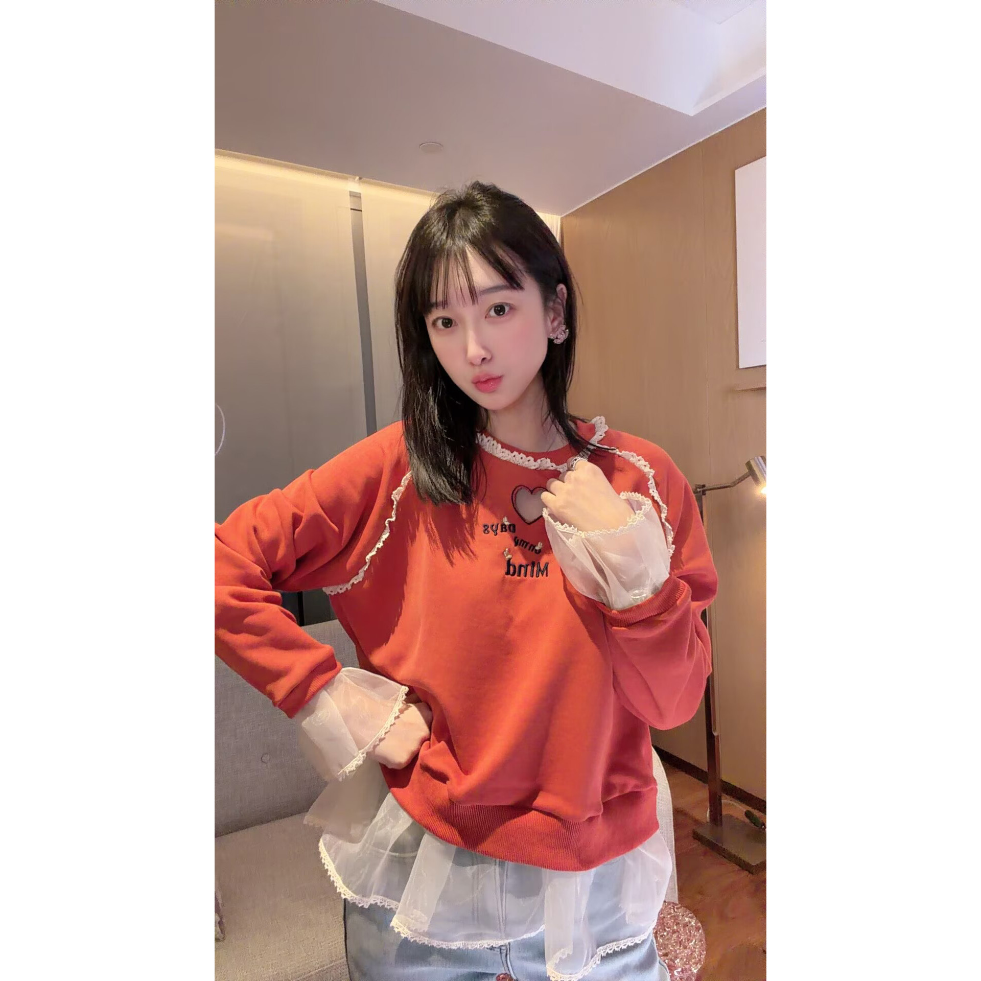 【张静芝】新品~拼欧根纱花边精致洋气镂空爱心刺绣字母女生卫衣