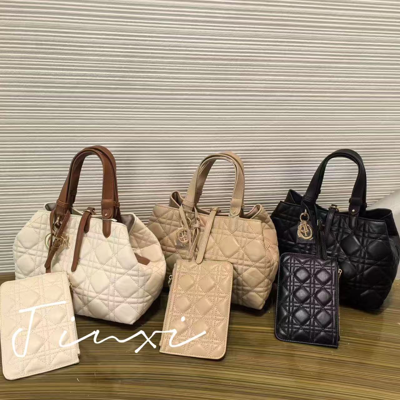 金属挂件菱格办公室OL手提包尺寸：28*25*10CM-HGB2511633