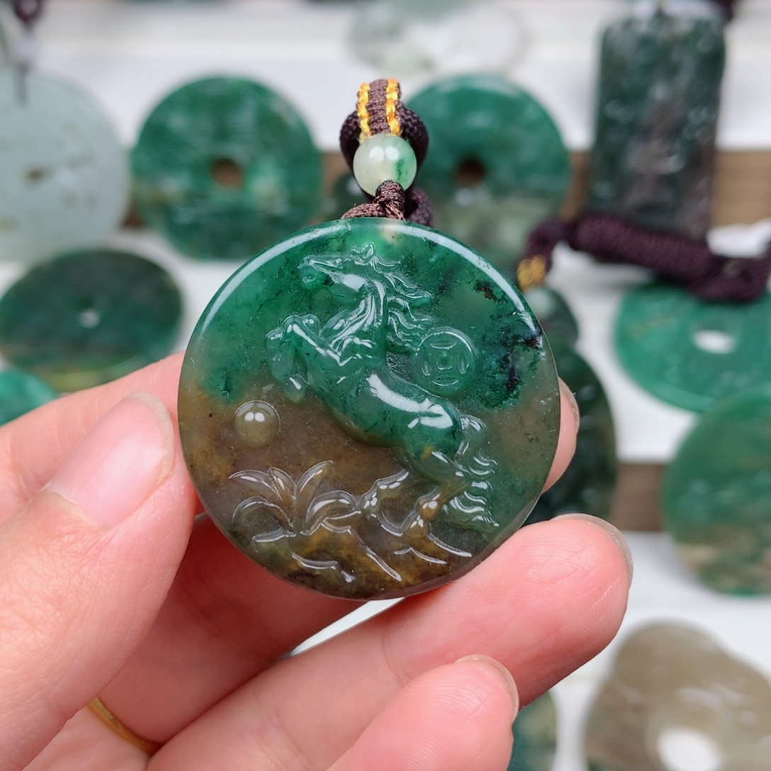 独山玉颈饰未镶嵌方****?