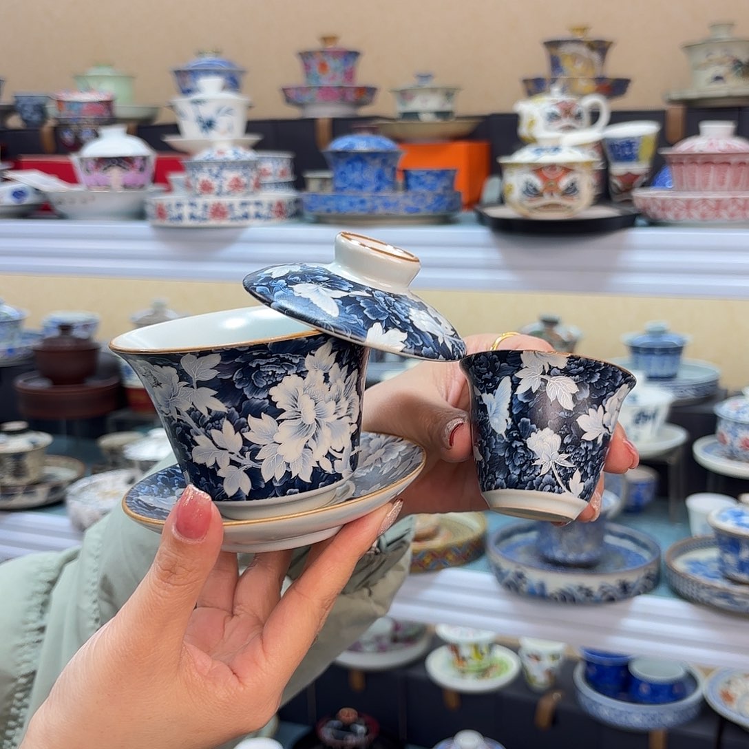 盖碗里放入适量的水