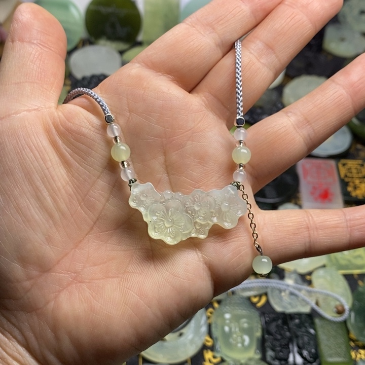 蛇纹石玉颈饰合金