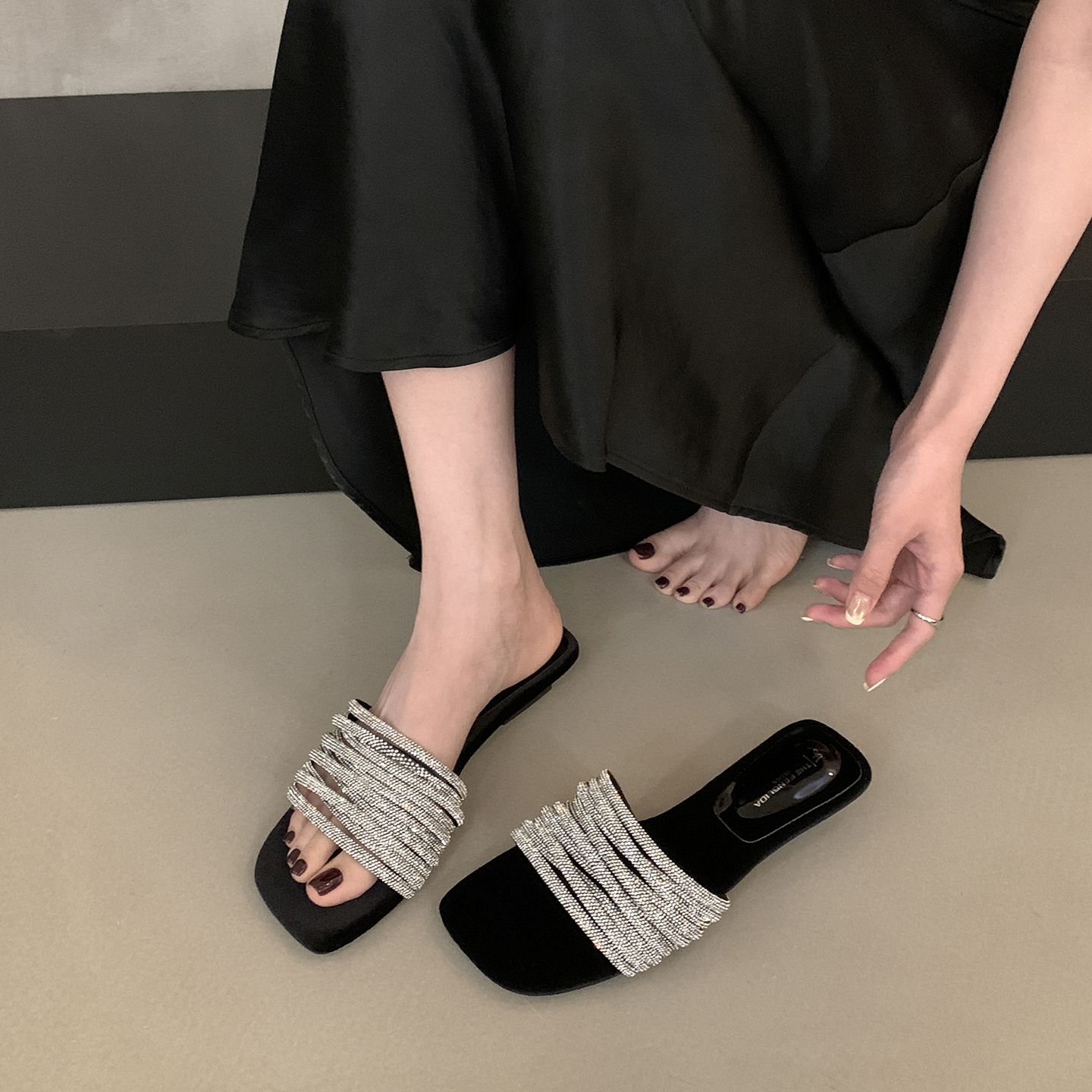 法式水钻一字带露趾凉鞋女夏外穿2025新款仙女风气质方头粗跟凉拖