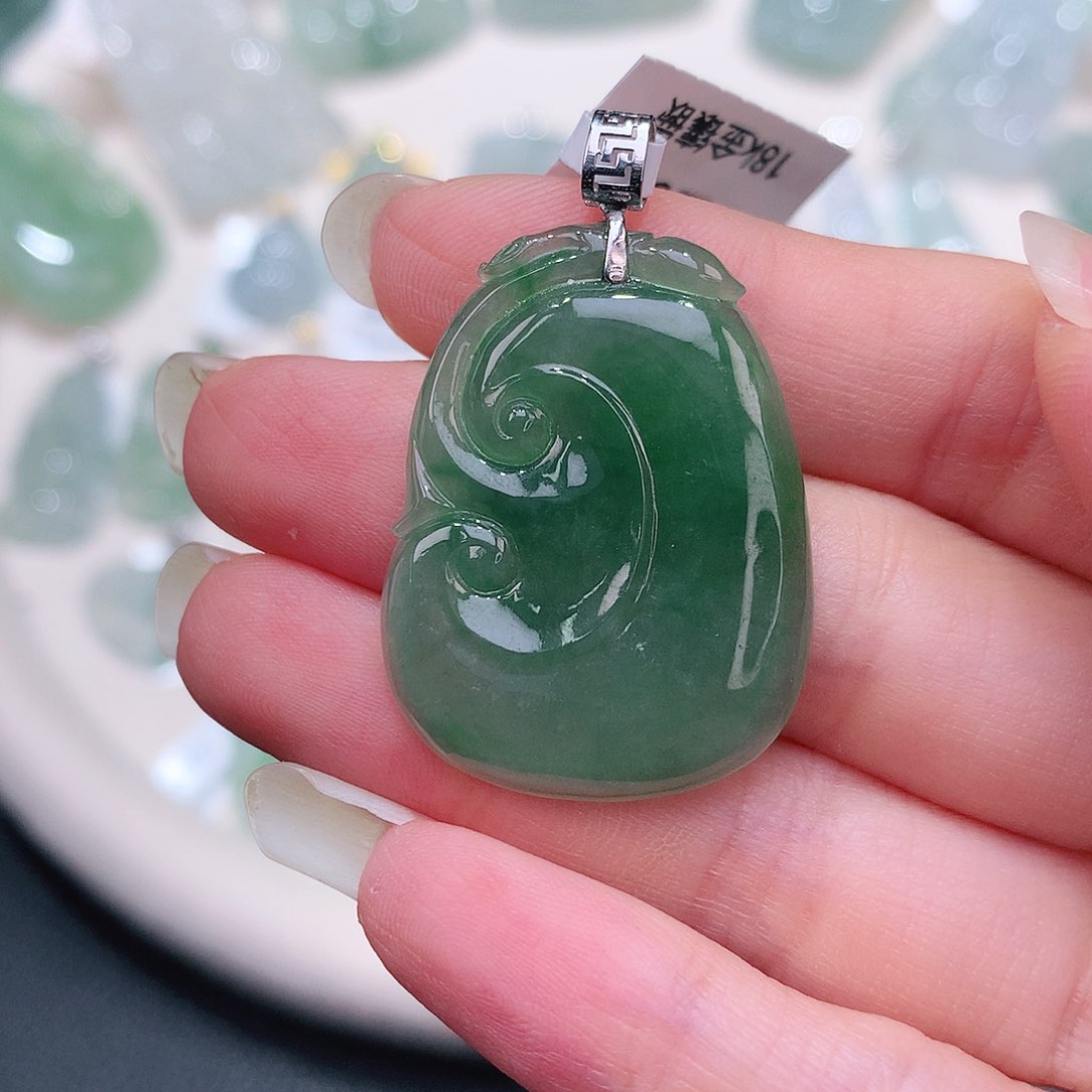 颈饰18K金镶嵌翡翠32.3-24.4-3.7