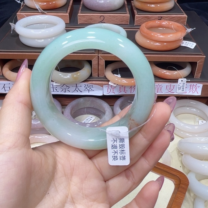 皓***奶石英质玉手镯未镶嵌