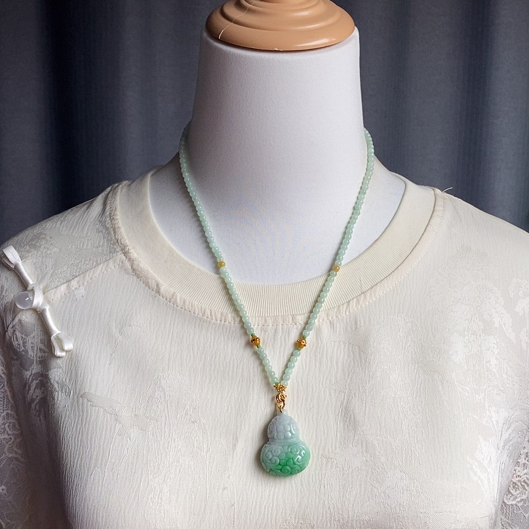 翡翠未镶嵌吊坠(赠链)