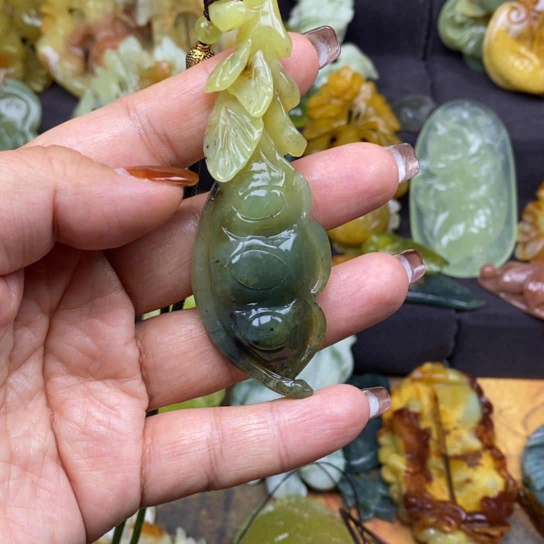 蛇纹石玉颈饰未镶嵌