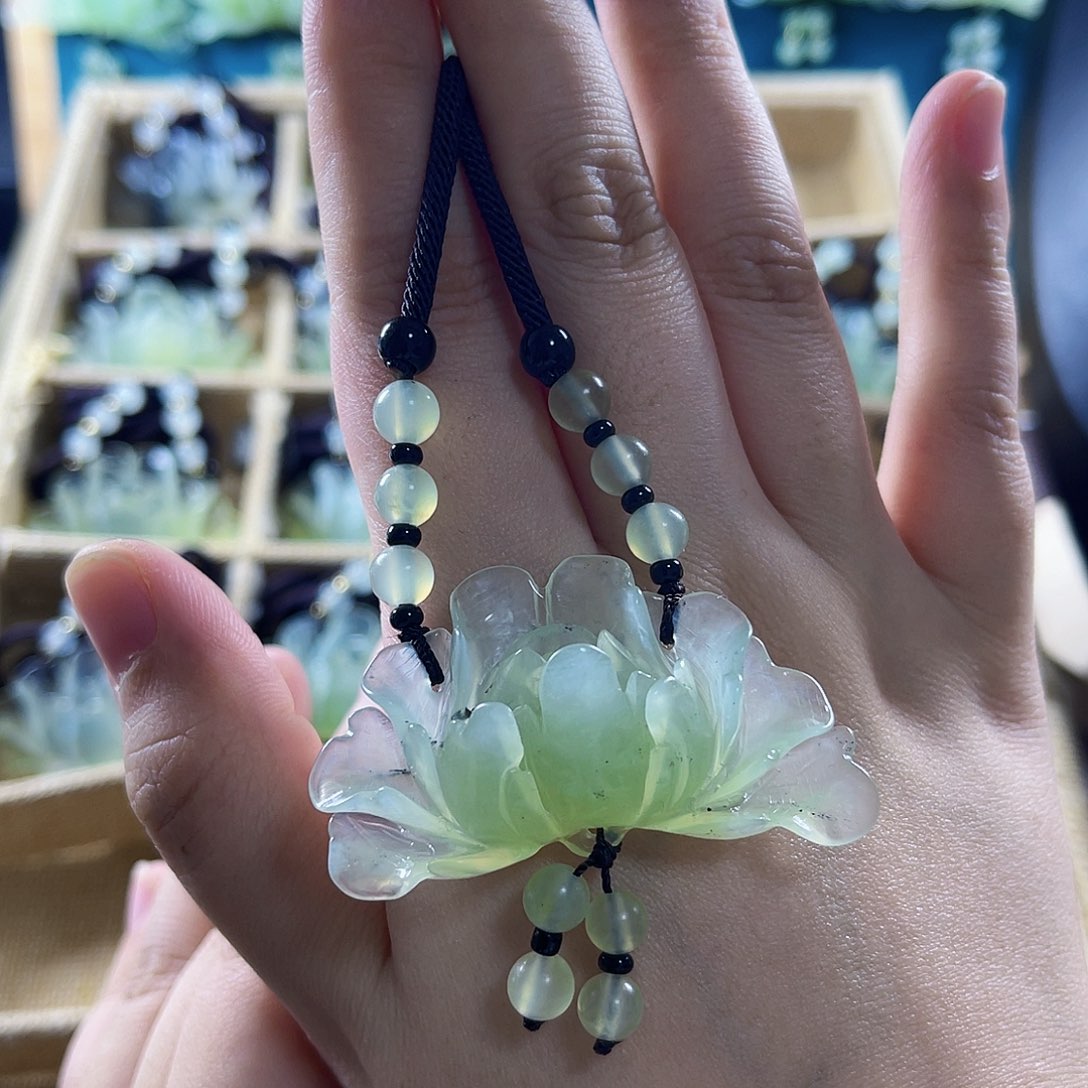 蛇纹石玉颈饰合金