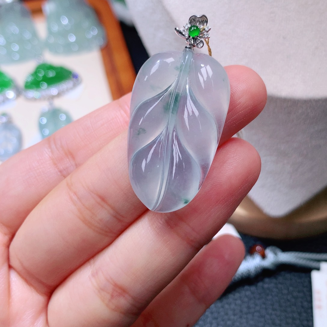 颈饰18K金镶嵌翡翠叶子