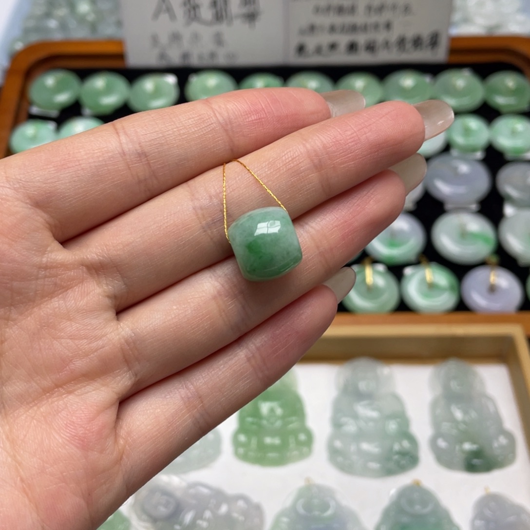 翡翠未镶嵌颈饰平安扣