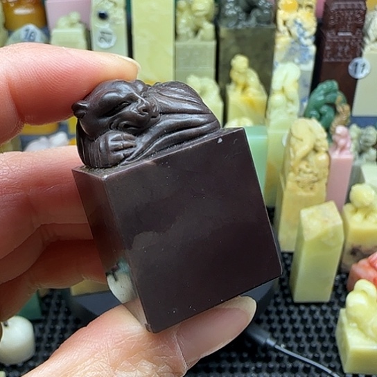 青田石封门紫睡狸，印面边角有磕碰，介意慎拍