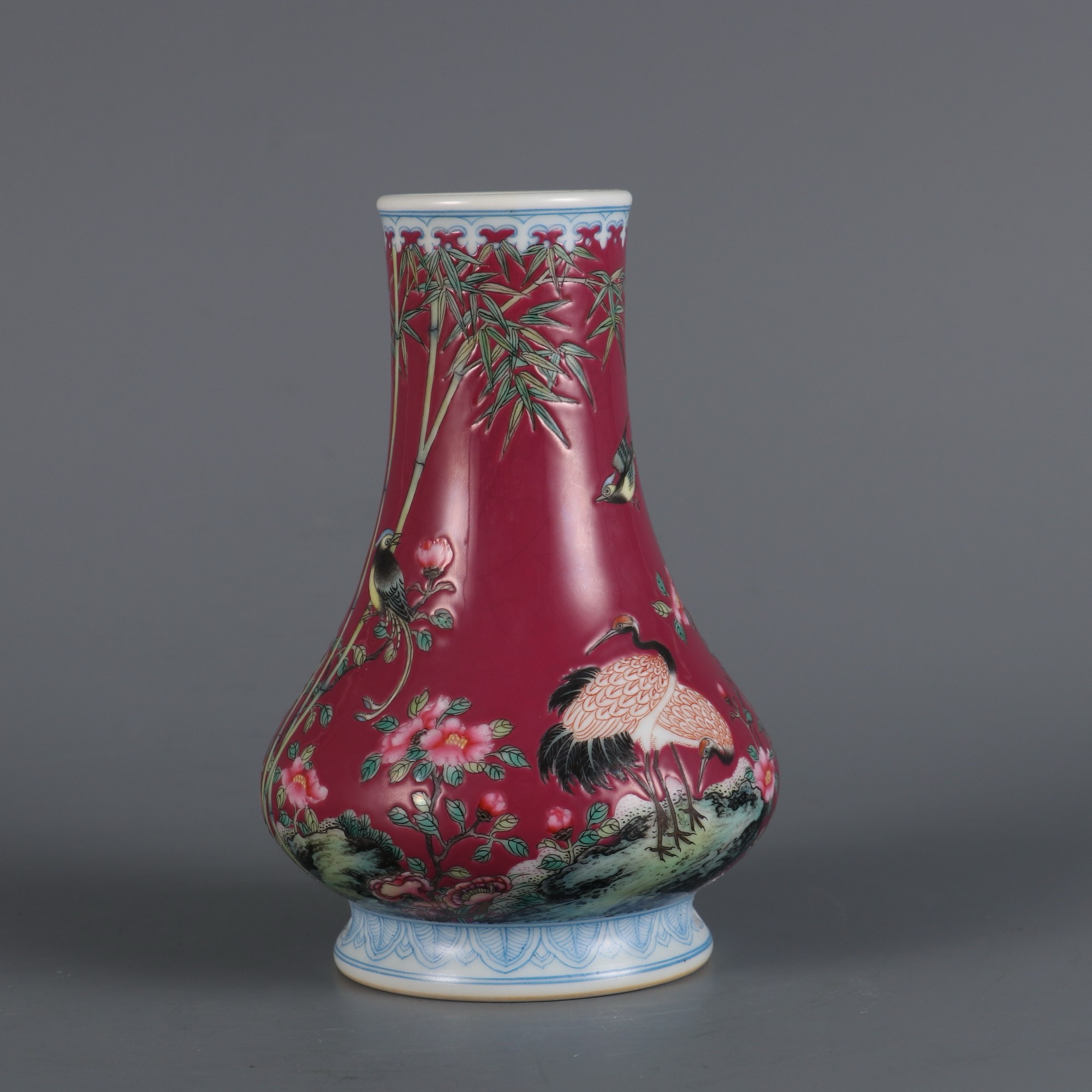 清 胭脂红地粉彩花鸟纹穿带瓶