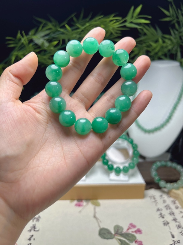 天然非洲翠卡13-14甜绿满色手串微瑕多样性发其一