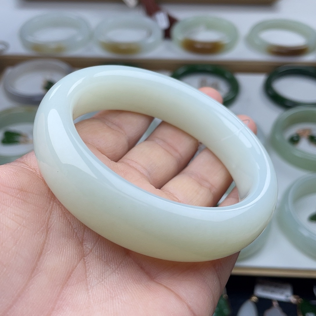 和田玉手镯未镶嵌