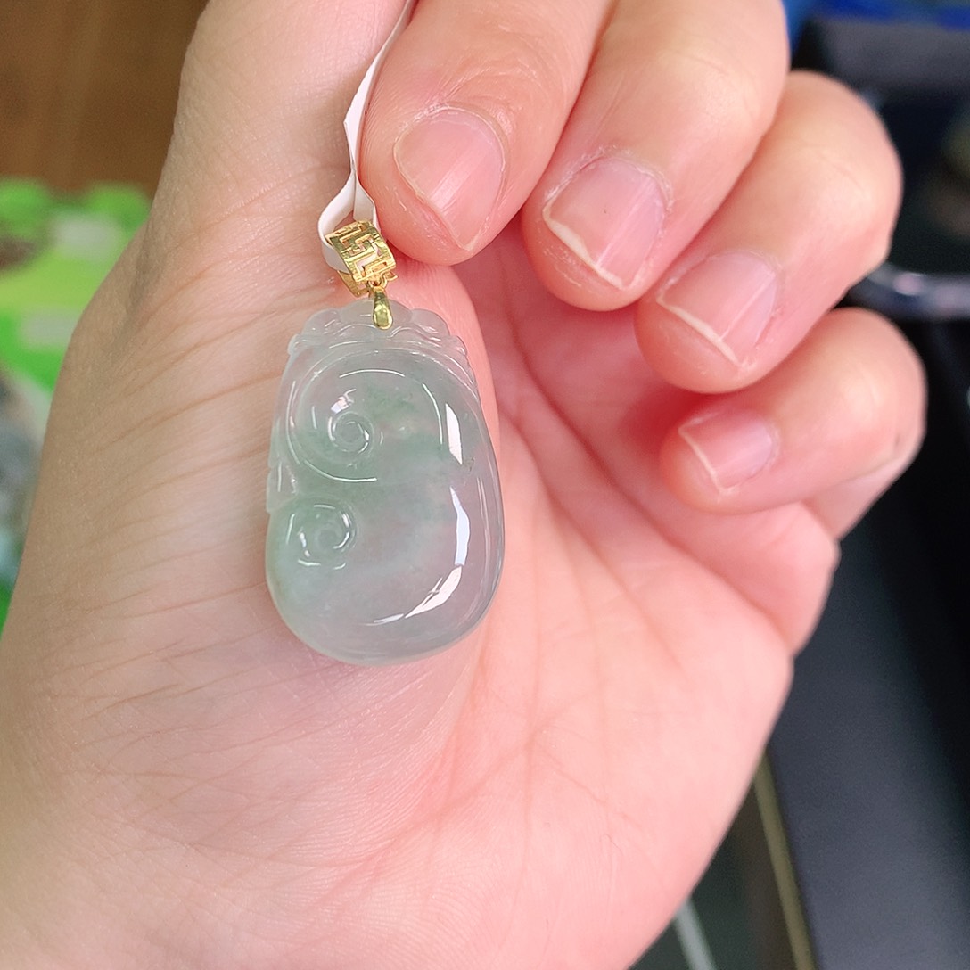 翡翠颈饰18K金镶嵌冰胶飘绿如意