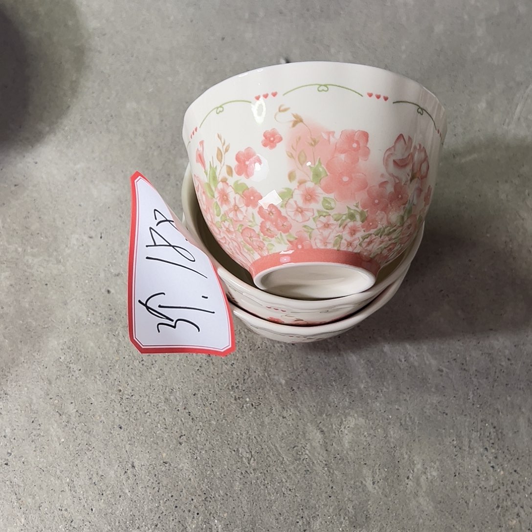 瓷三个粉色碎花碗4.5寸