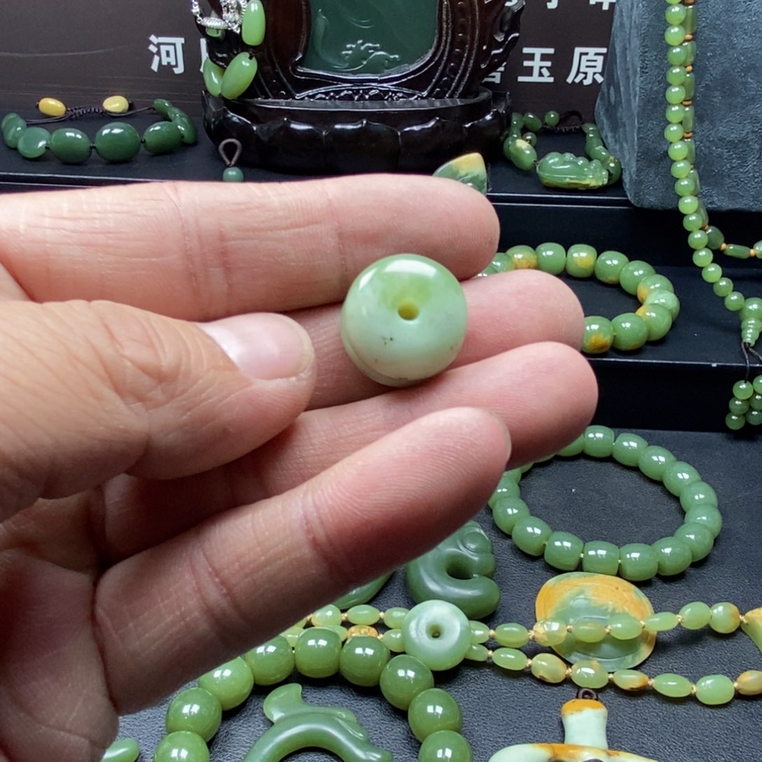 岫岩老玉（透闪石质玉）颈饰未镶嵌