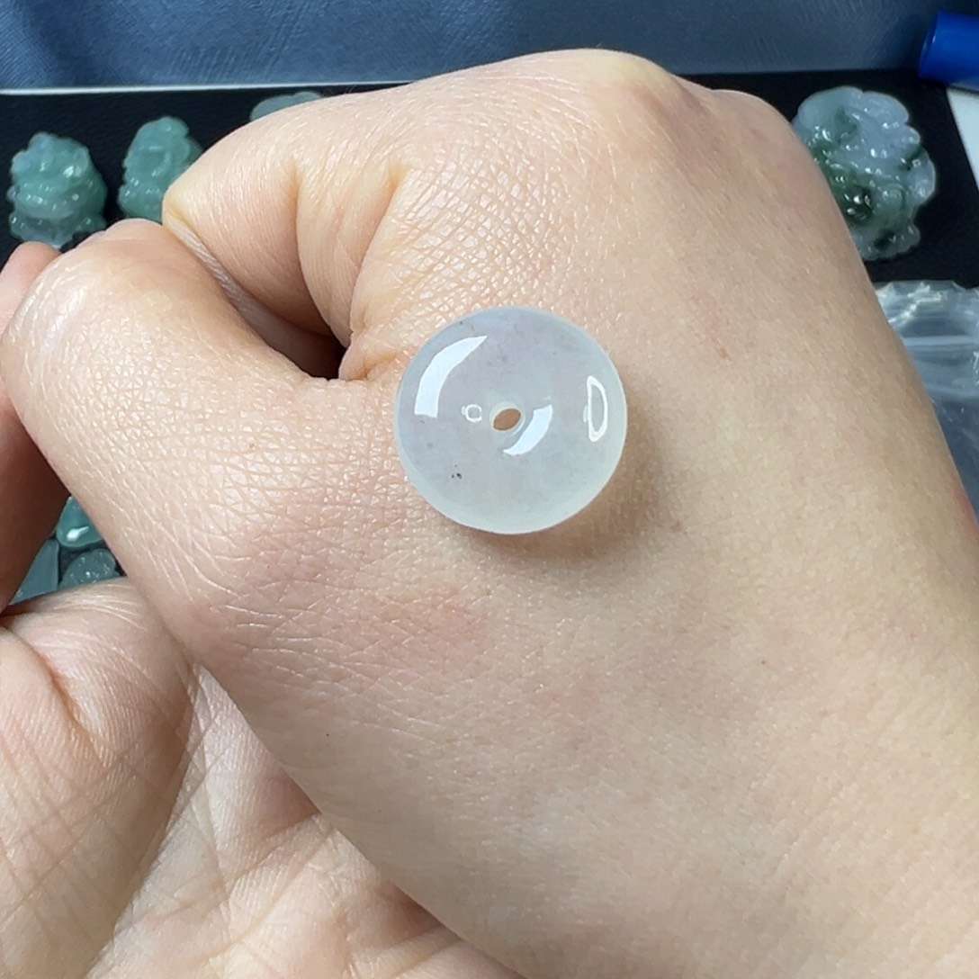 翡翠颈饰未镶嵌平安扣