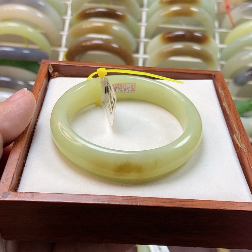 【闪购商品】和田玉手镯未镶嵌拿*