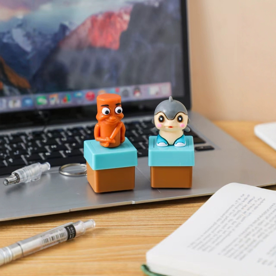 美国山海经木棍人鲨鱼发光发声挂件按键十种语音减压玩具钥匙扣