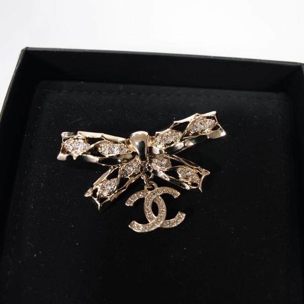 Chanel 双C吊坠蝴蝶结胸针