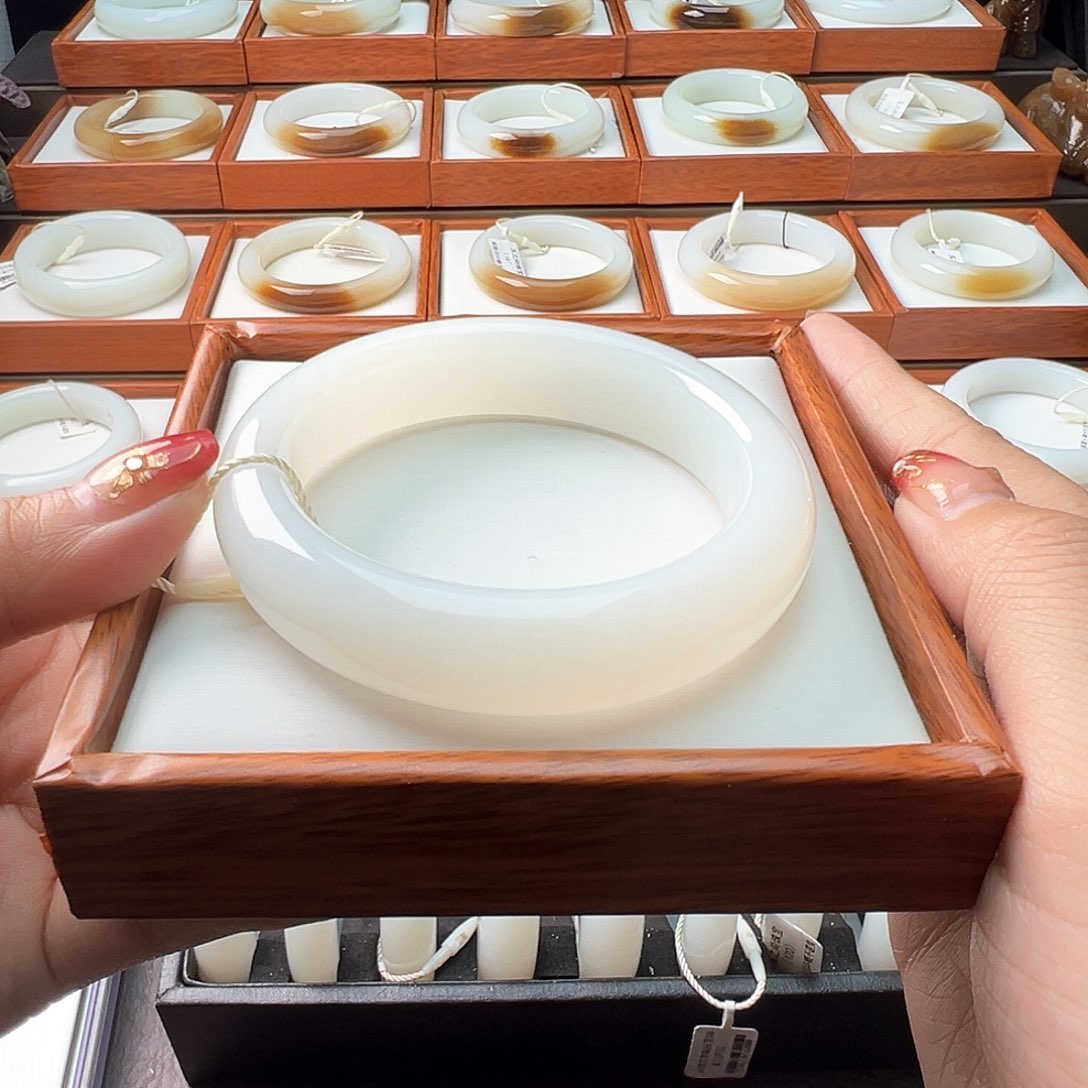 和田玉手镯未镶嵌56