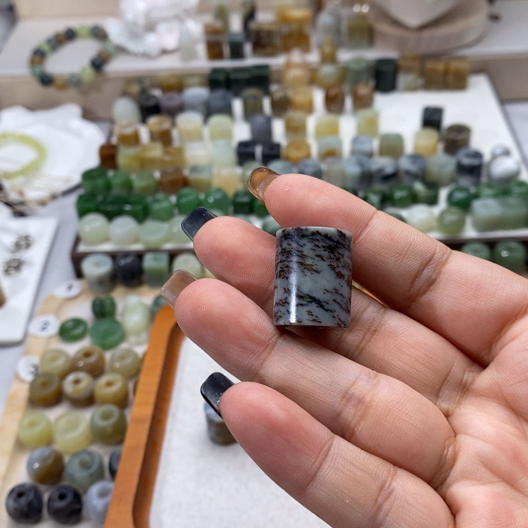 L****和田玉未镶嵌颈饰买断