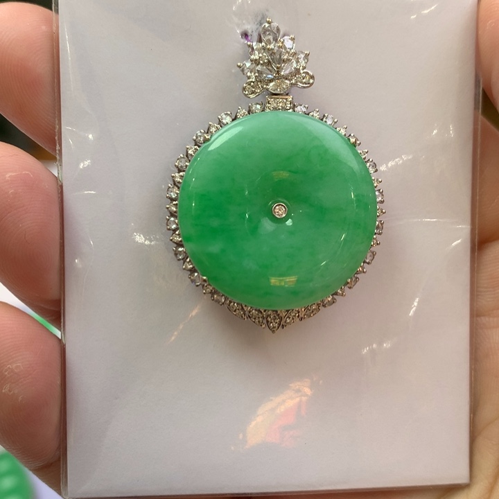 翡翠18K金镶嵌颈饰翡翠吊坠