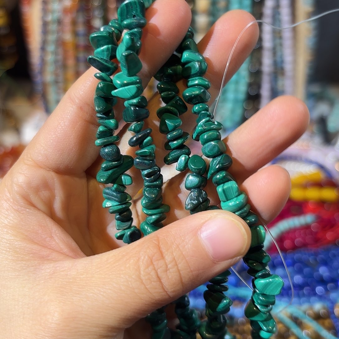 玛瑙/玉髓未镶嵌珠宝半成品孔雀石碎石一条