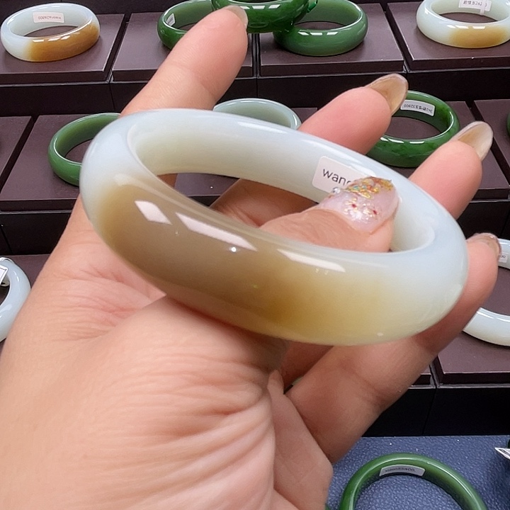 和田玉未镶嵌手镯