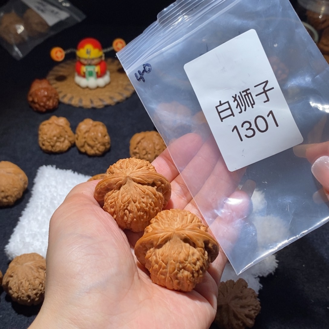 文玩核桃吊坠白狮子40