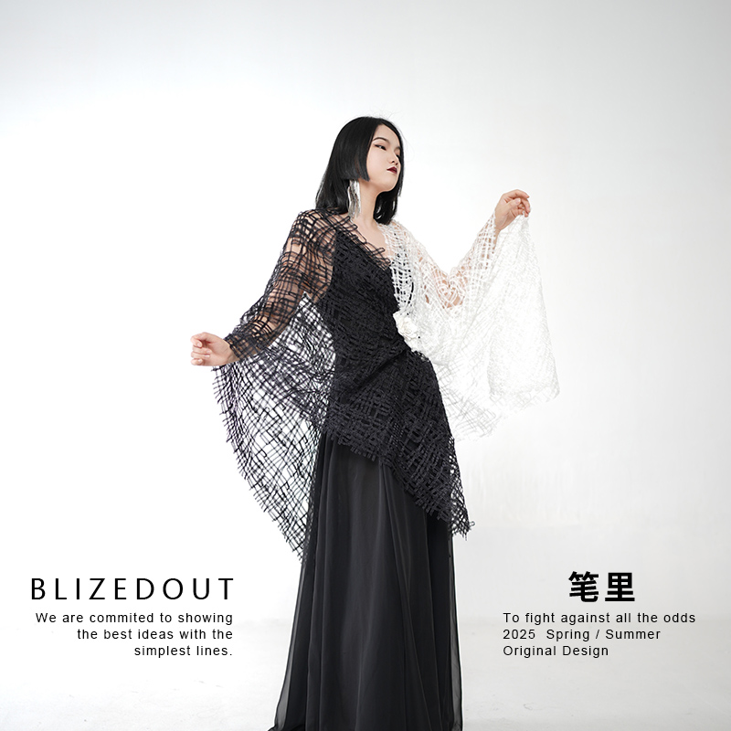 笔里【BLIZEDOUT】独立设计5081602黑白拼接不规则网格上衣外搭披肩