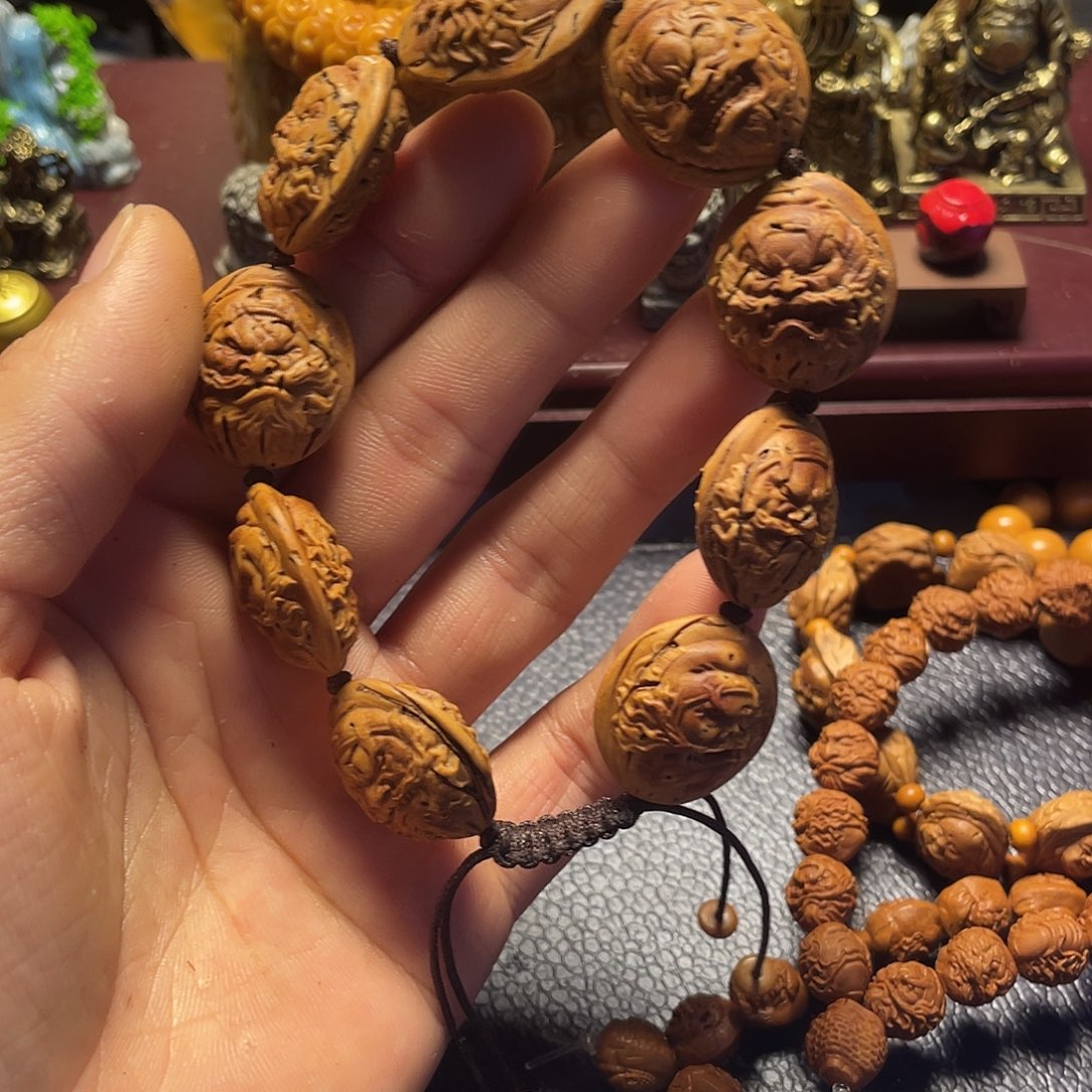 大桃核雕刻瑕疵钟馗头