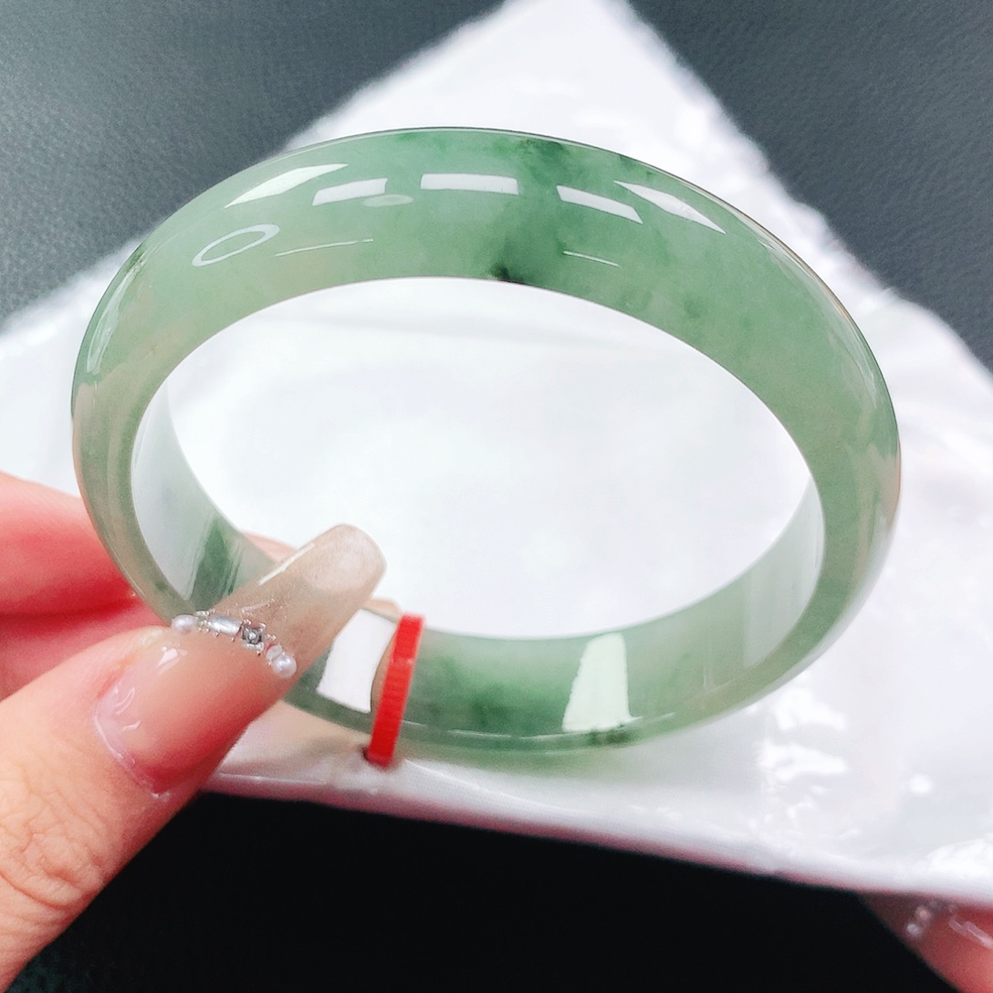 翡翠手镯足铂镶嵌56圈