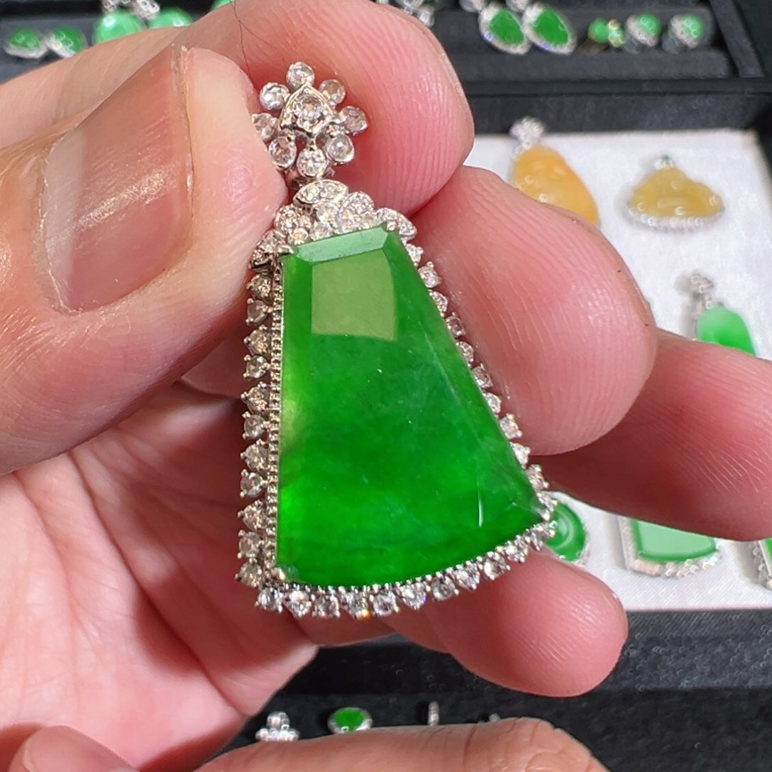 【闪购商品】翡翠吊坠(不含链)18K金镶嵌