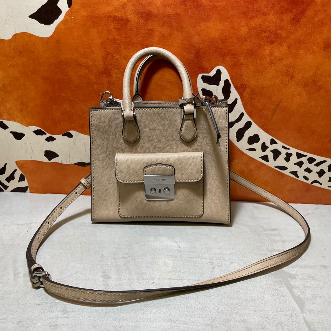 95新 MICHAELKORS/迈克高仕 16739斜挎包