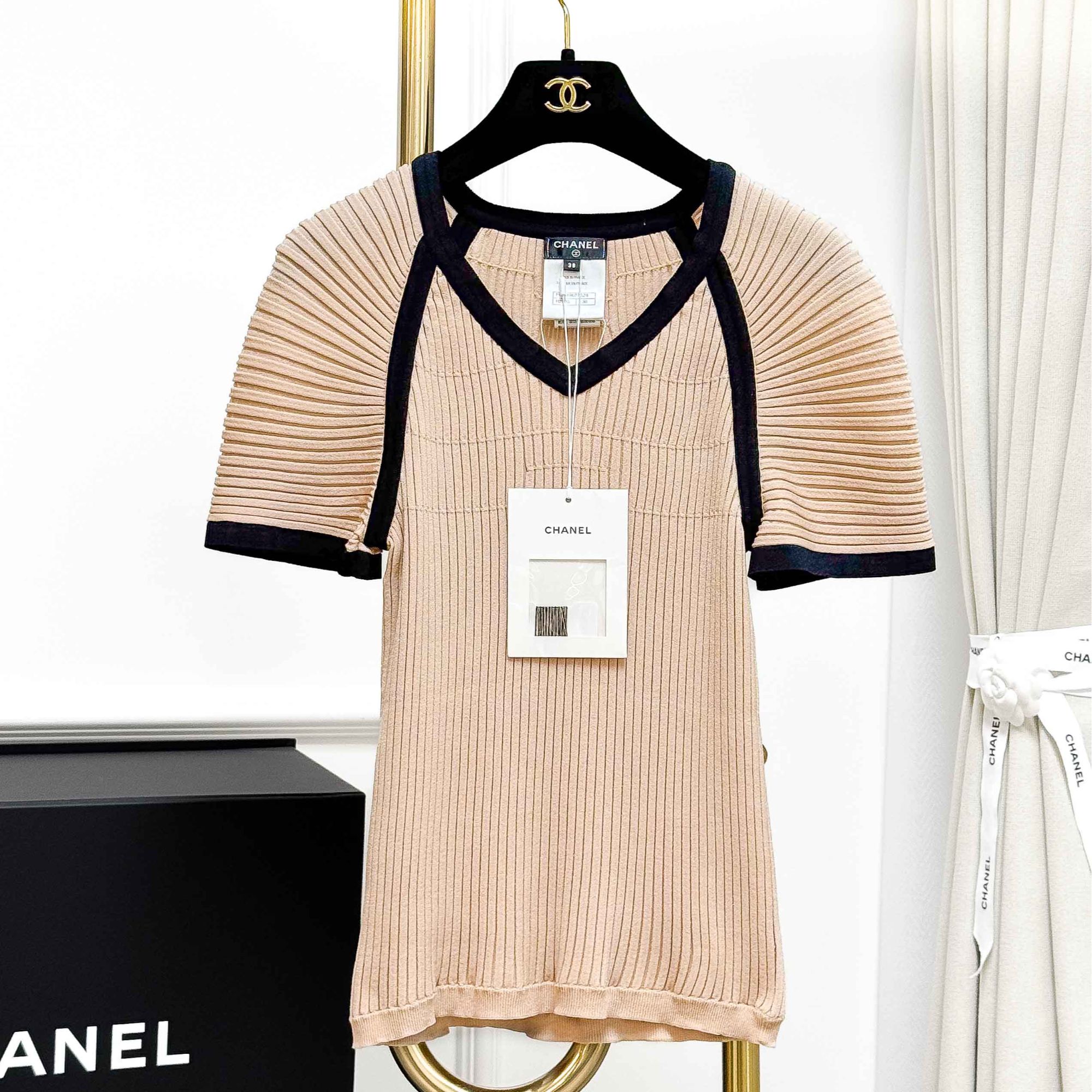 99新 Chanel/香奈儿 38码18C裸粉色拼黑色边针织短袖上衣